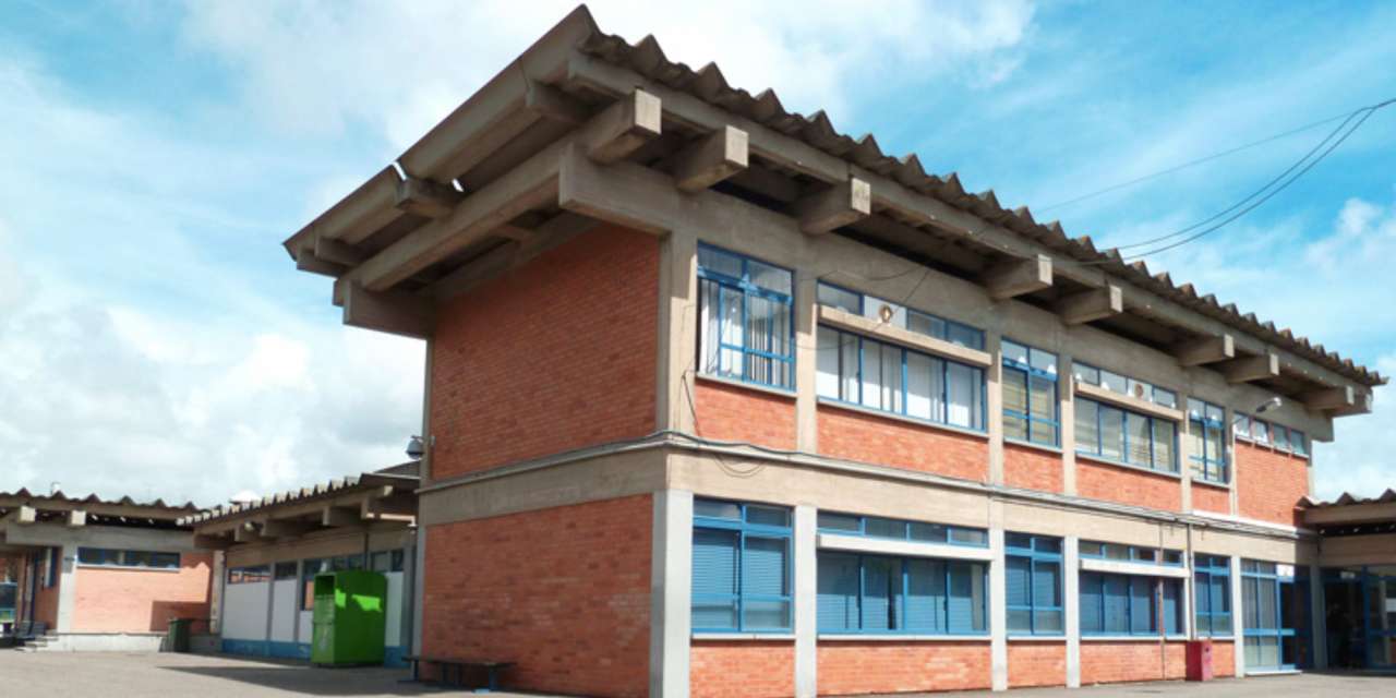 As Escolas Roque Gameiro e Secundária da Amadora foram encerradas esta segunda-feira, depois de mais dois casos confirmados de infeção pelo novo coronavírus. Alunos e pais estarão em isolamento durante os próximos 14 dias