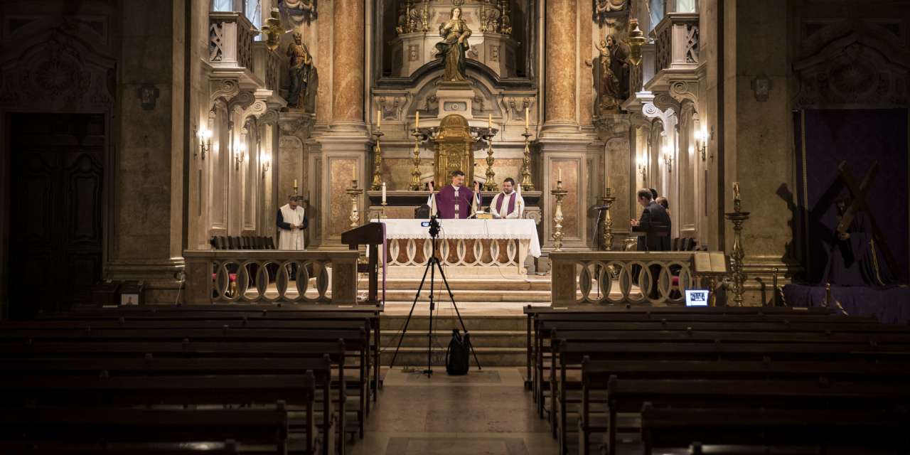 Uma missa sem fiéis na igreja de Benfica, em Lisboa, é transmitida através da internet