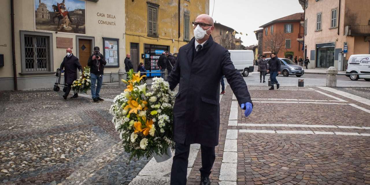 Ainda antes de o Governo estabelecer "regras genéricas" para cerimónias fúnebres, já várias funerárias tinham passado a adotar por modo próprio regras mais restritivas nas cerimónias fúnebres EPA/MATTEO CORNER