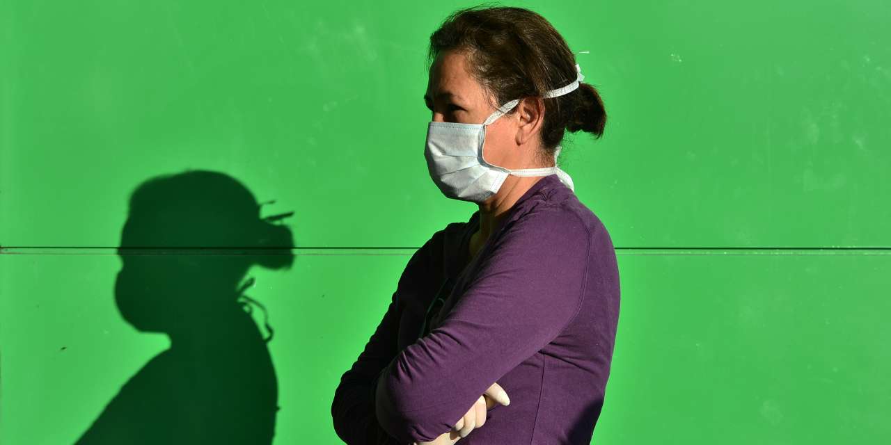 Os três médicos ouvidos pelo Observador defendem que não faz sentido usar luvas na rua. Máscaras só em algumas situações