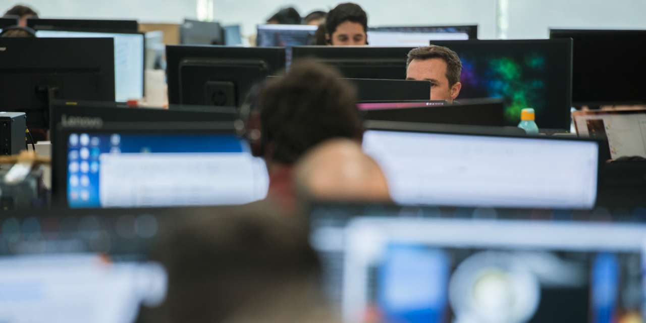 Em muitos países foram criados mecanismos para a suspensão dos contratos de trabalho ou redução dos horários de trabalho, mas nem todos são pagos a 100%