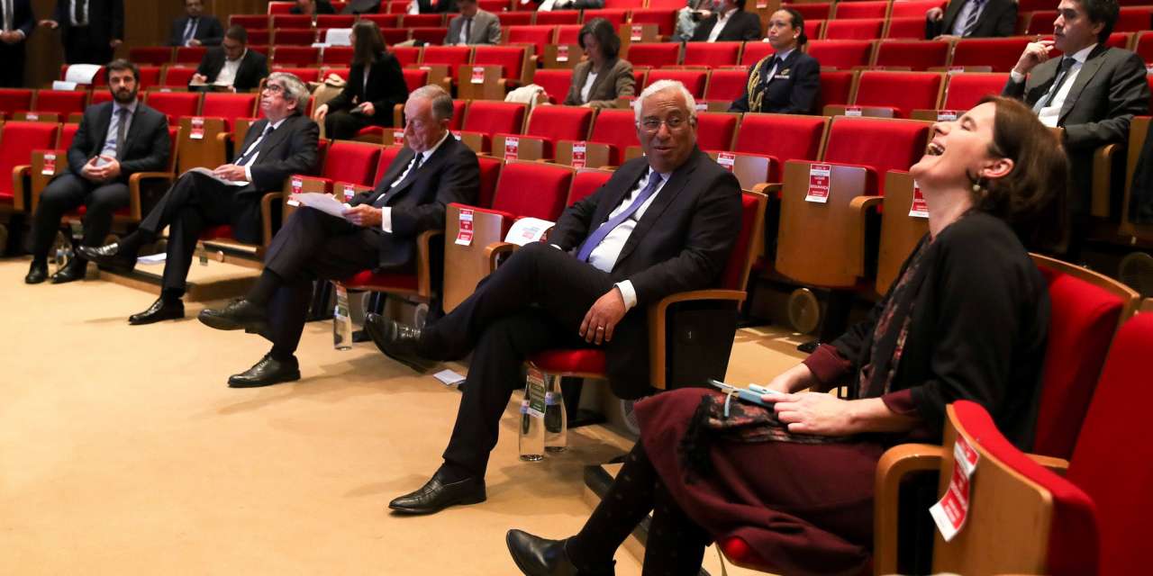 Reunião começou com meia hora de atraso porque António Costa esteve a apresentar telescola. Na imagem é possível ver Salvador Malheiro, ao fundo, de máscara