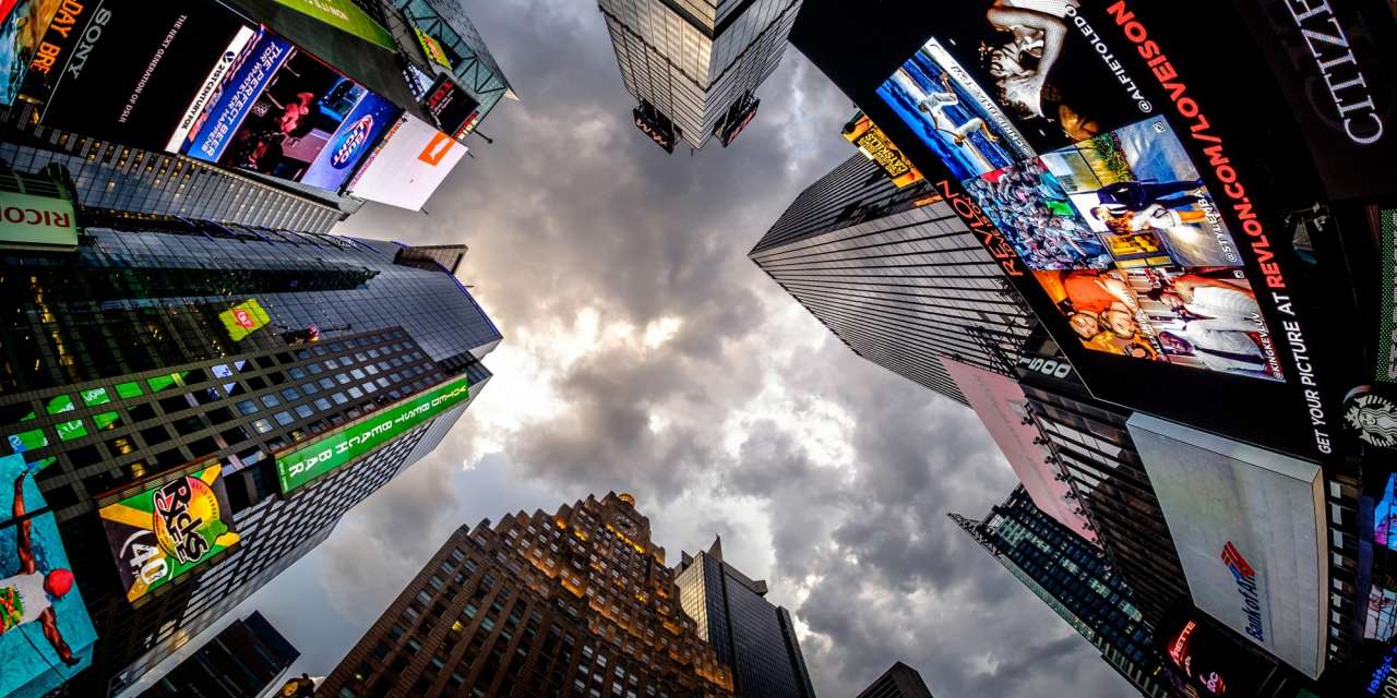 Nova Iorque foi uma das primeiras cidades a fechar ruas para que os pedestres e ciclistas pudessem praticar exercício físico com o devido distanciamento, mal os grandes espaços verdes como o Central Park, em Manhattan ou o Prospect Park, em Brooklyn, se mostraram insuficientes.