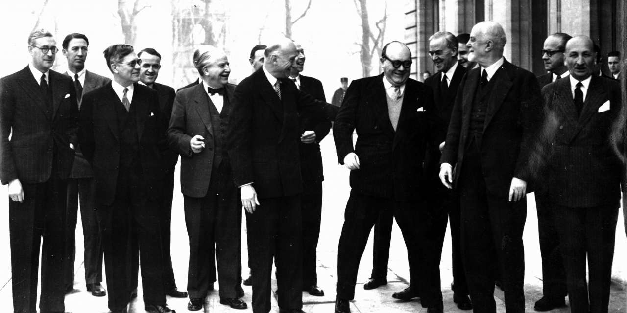 O grupo que em 1949 criou a OEEC, organização percursora do Conselho Europeu. Do grupo fazia parte Robert Schuman