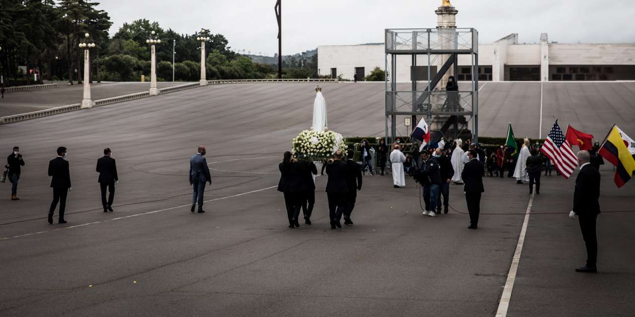 Procissão do adeus num santuário vazio