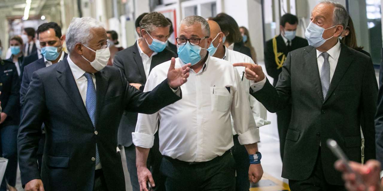 Presidente Marcelo Rebelo de Sousa (à direita) e primeiro-ministro António Costa visitaram a fábrica da AutoEuropa, em Palmela (Setúbal)