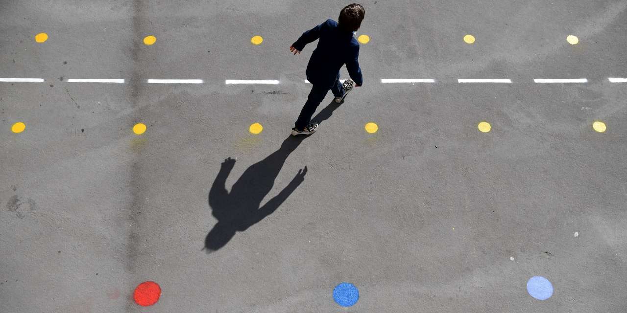 Marcas no chão para os alunos não se esquecerem do distanciamento social estão a surgir no chão de escolas de todo o mundo. Esta é em França