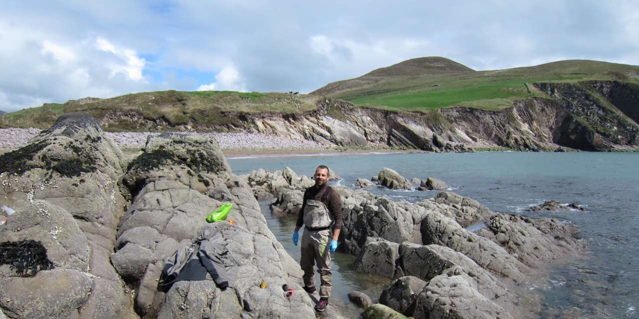 O biólogo Rui Seabra, cujo projeto foi esta sexta-feira distinguido pela FLAD, a colar sensores de temperatura em Dingle, na Irlanda