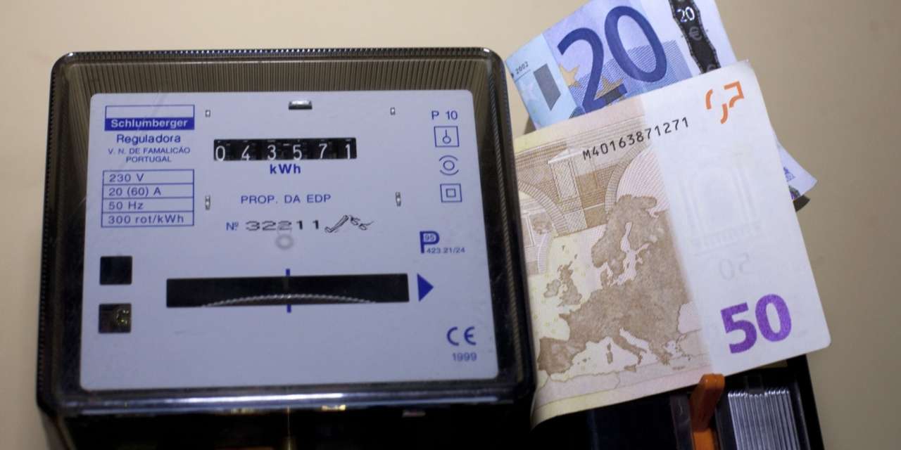 Empresas dizem que a energia que os clientes agora estão a consumir já foi comprada a um preço mais alto, e fixada a esse valor por um ano, para evitar volatilidade.