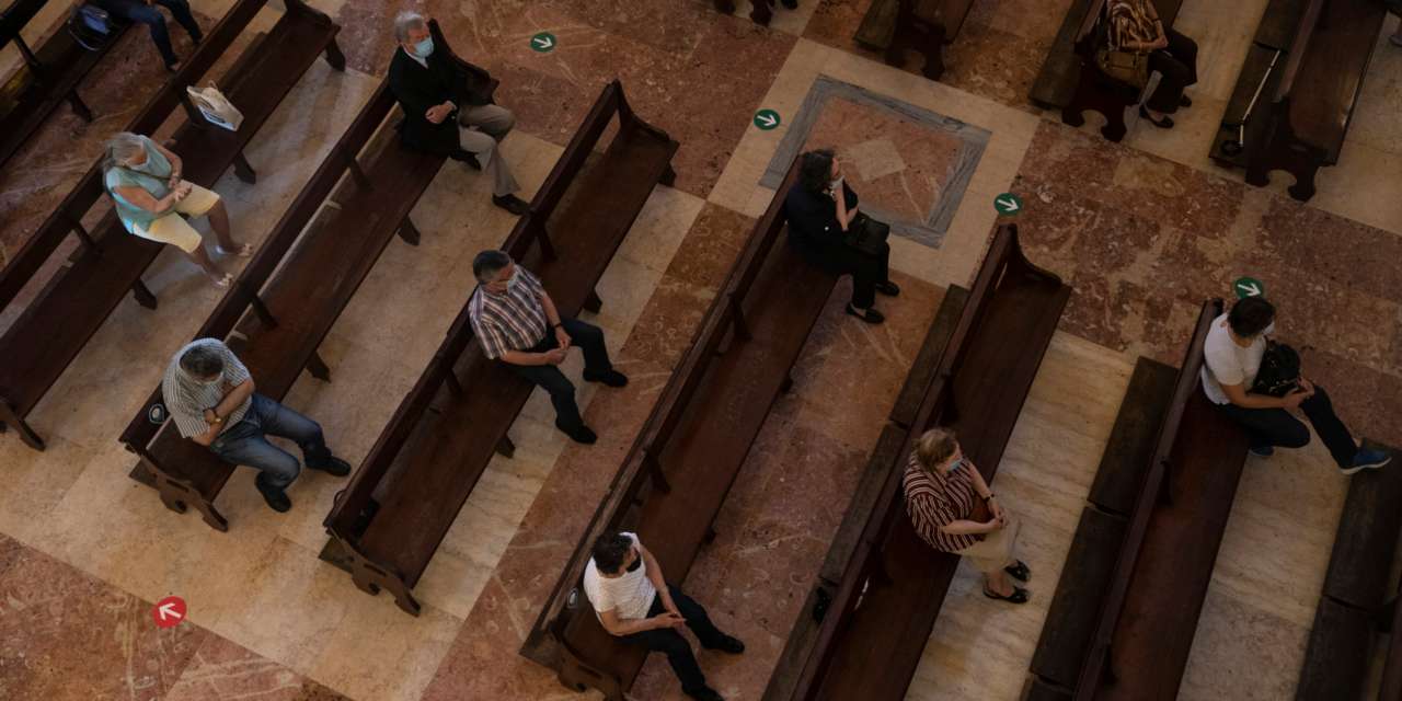 Para assegurar o distanciamento necessário entre os fiéis, a lotação das igrejas foi muito reduzida