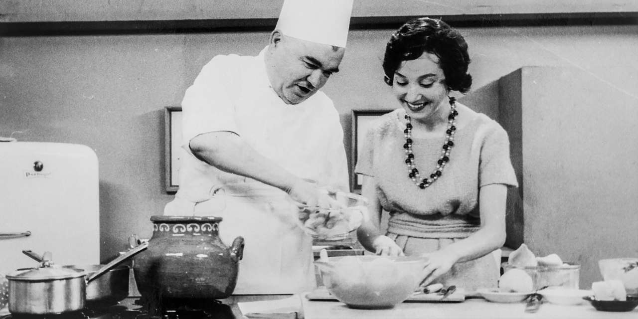 Começou na televisão e em 1982 publicou a sua obra maior, "A Cozinha Tradicional Portuguesa". Percorremos a história de Maria de Lourdes Modesto