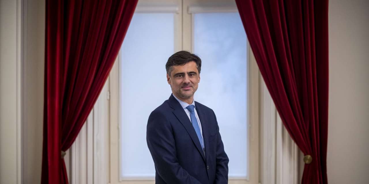 Ainda em tempo de semi-confinamento, a conversa com a Vichyssoise foi feita via Skype, com Tiago Antunes no seu gabinete em São Bento.