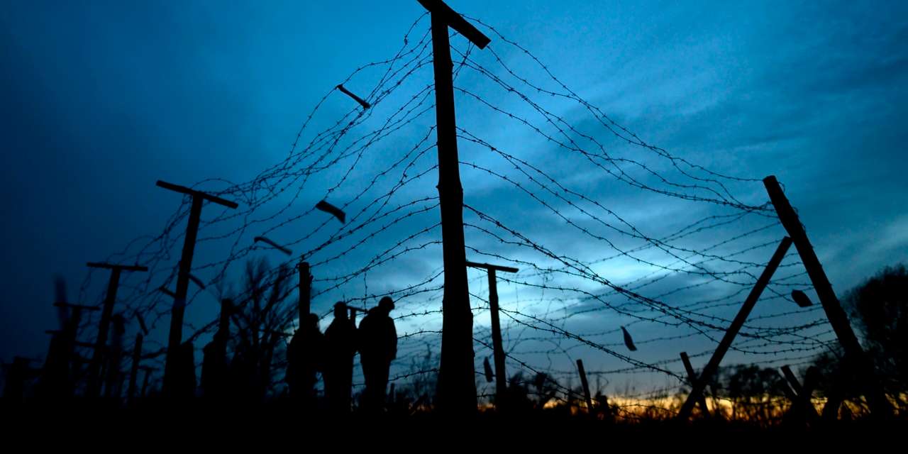 Na fronteira entre a actual Eslováquia e a Áustria um memorial recorda o período em que por ali passava a "cortina de ferro", derrubada pela "Revolução de Veludo" encabeçada por Vaclav Havel em 1989