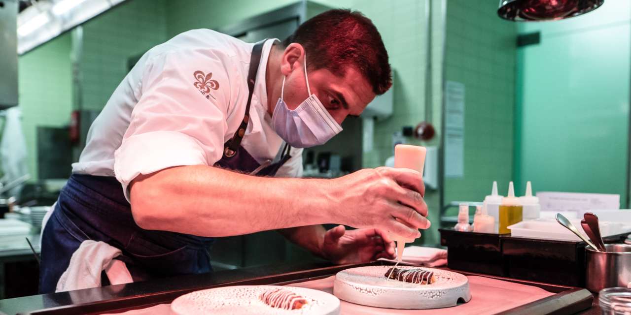 A cozinha do hotel The Yeatman tem dois pisos, um de preparação e outro de finalização dos pratos. É neste último que o chef Ricardo Costa mais gostar de estar