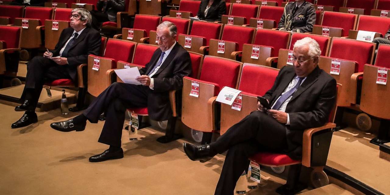 Esta quarta-feira realizou-se a 10ª e última reunião da elite política com especialistas no Infarmed. "Precisava de ser descontinuada", disse Marcelo