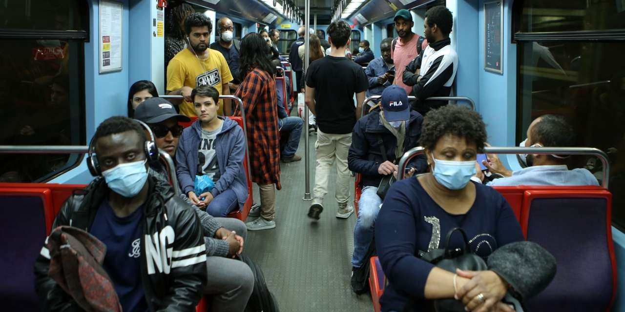 Os transportes públicos são um dos locais onde os especialistas alertam que o risco de transmissão por aerossol é maior