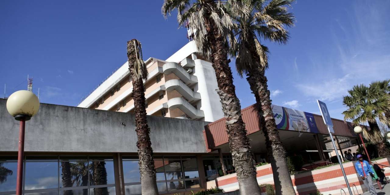 Na urgência do Hospital Garcia de Orta, em Almada, a área dedicada Covid-19 tem 16 divisões, oito das quais "são unidades individuais para macas"