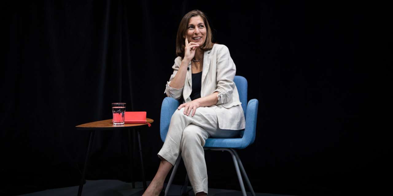 Ana Catarina Mendes foi entrevistada pelo Observador mesmo antes de ter uma reunião tensa na bancada do PS sobre o fim dos quinzenais