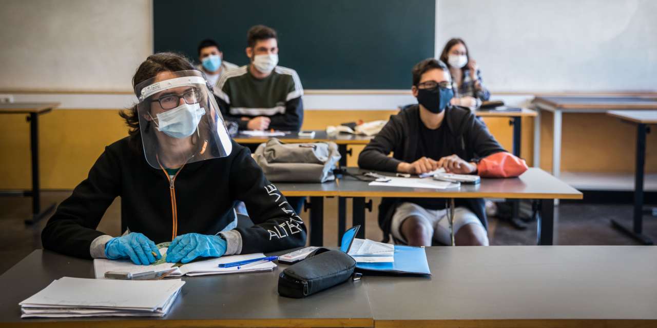 Alunos de três turmas da Escola Alemã foram mandados para casa