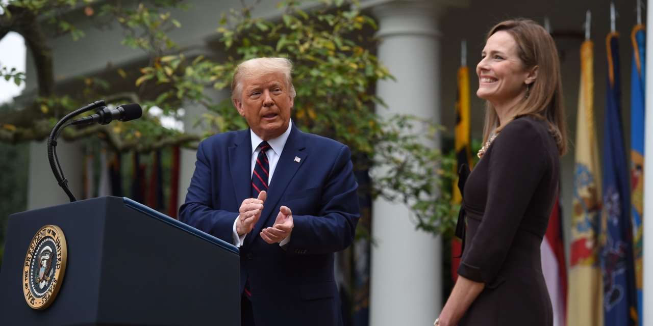 Amy Coney Barrett tem 48 anos. Se for aprovada no Senado (o que parece quase garantido) será a juíza mais jovem do Tribunal Supremo, onde os mandatos são vitalícios