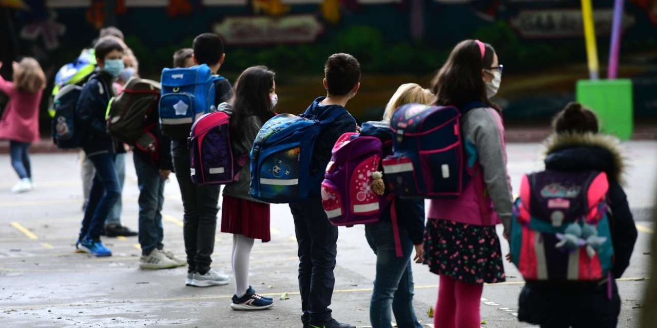 Em mais de metade das escolas, os diretores consideram que os auxiliares são inadequados ou pouco qualificados — é a percentagem mais alta da OCDE