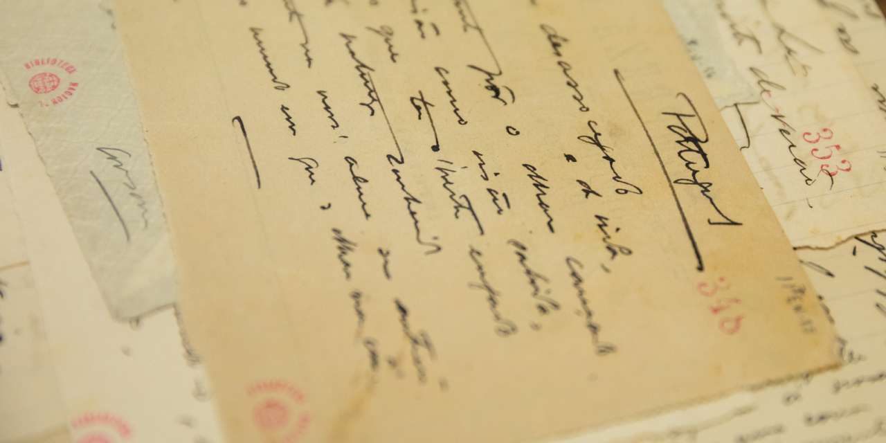Alguns dos manuscritos que fazem parte do envelope 11 EN do Espólio 3 da BNP, onde estão guardados as primeiras versões de alguns dos poemas de "Mensagem". No topo da folha, pode ler-se "Portugal", primeiro nome do livro