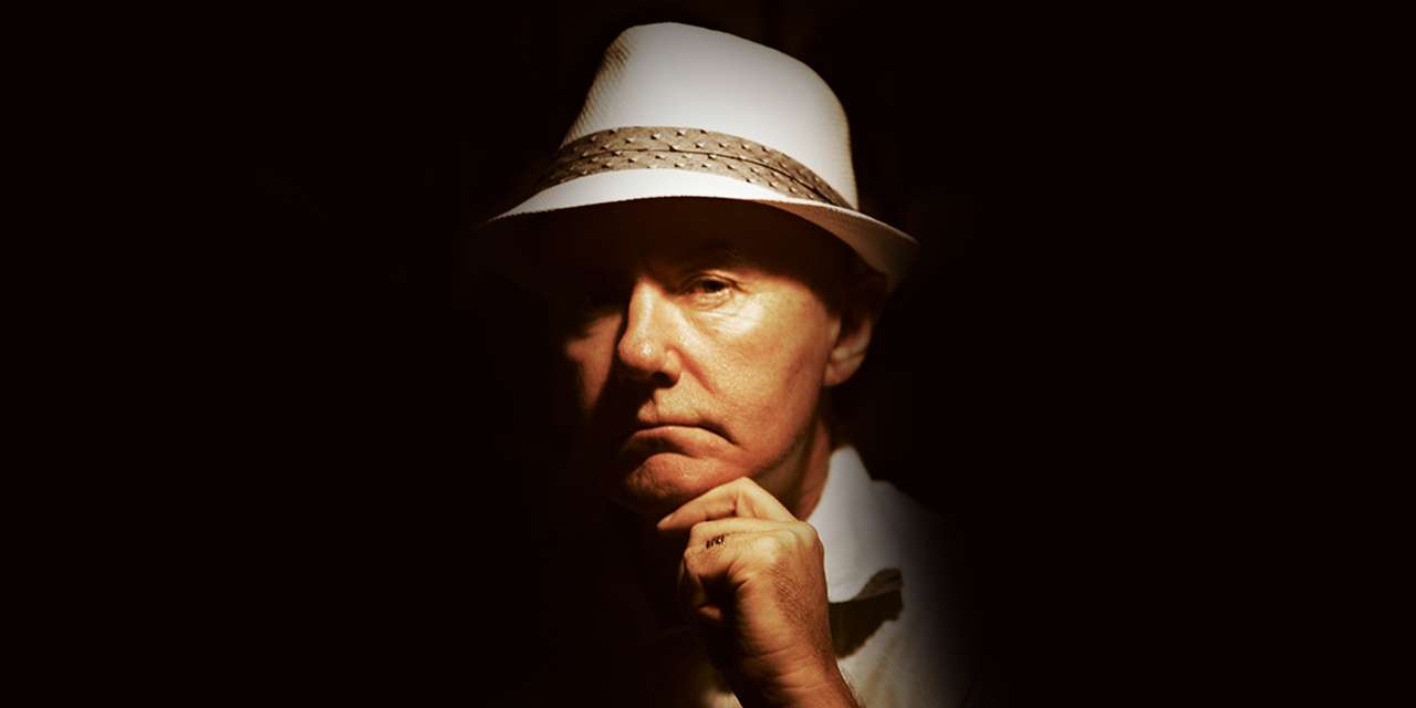Irvine Welsh nasceu em Edimburgo em 1958. "Trainspotting" foi o primeiro romance que escreveu, adaptado ao cinema em 1996 por Danny Boyle. "Dead Men's Trousers", de 2008, é o seu mais recente livro