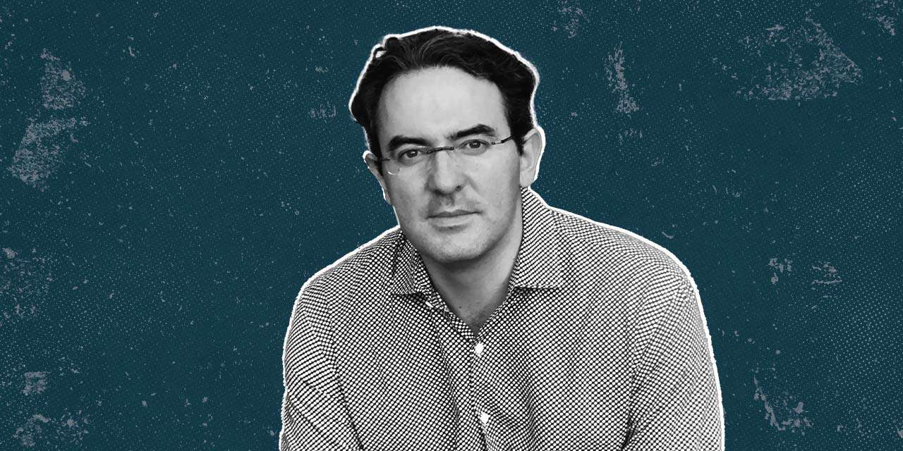 Juan Gabriel Vásquez nasceu em Bogotá em 1973. Jornalista, ensaísta, tradutor e escritor, publicou originalmente o livro que agora é lançado em Portugal em 2020, com o título "Volver la Vista Atrás"