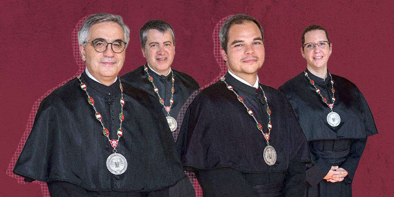 Da esquerda para a direita, o relator António Ascensão Ramos (à esquerda), José Figueiredo Dias, Gonçalo Almeida Ribeiro e Mariana Canotilho são os quatro dos cinco juízes que aprovaram o acórdão n.º 370/2023. Falta na imagem a juíza Assunção Raimundo que não está disponível no site do TC