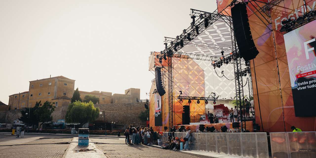O palco principal do Festival F dá as boas-vindas à Vila Adentro de Faro