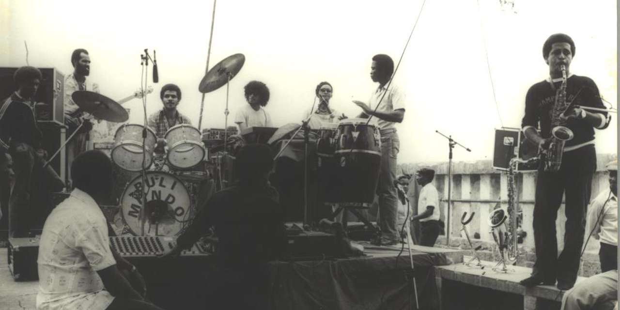 Ao longo das décadas, vários tocadores tinham deixado repertórios escritos, com as suas letras e composições. Mas os primeiros discos de funaná só chegam no final dos anos 70, com o aparecimento de jovens artistas como o conjunto Bulimundo
