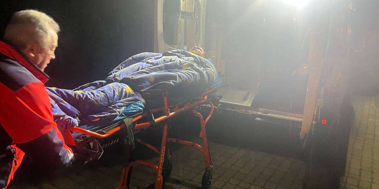 Leonid Volkov a ser transportado para uma ambulância após ser atacado com um martelo