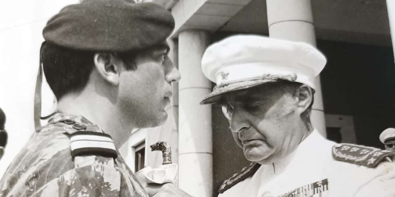 Ordem Militar da Torre e Espada e três Cruzes de Guerra – o que coube a Raul Folques de mais de dez anos da participação na guerra colonial, em Angola e na Guiné. No dia 10 de Junho de 1973 a ser condecorado por Spínola, em Bissau