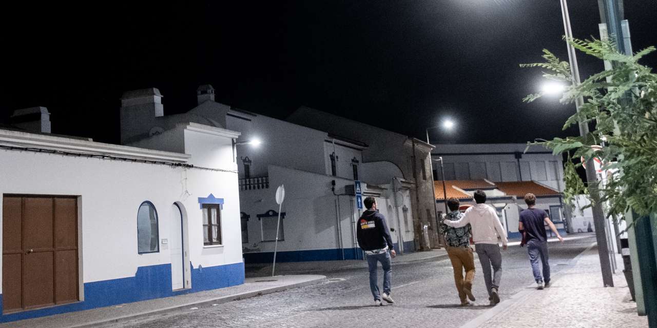 Com as ruas praticamente vazias, jovens andam em passo acelerado depois de terem sido alvo de violência por parte de grupos de vigilantes