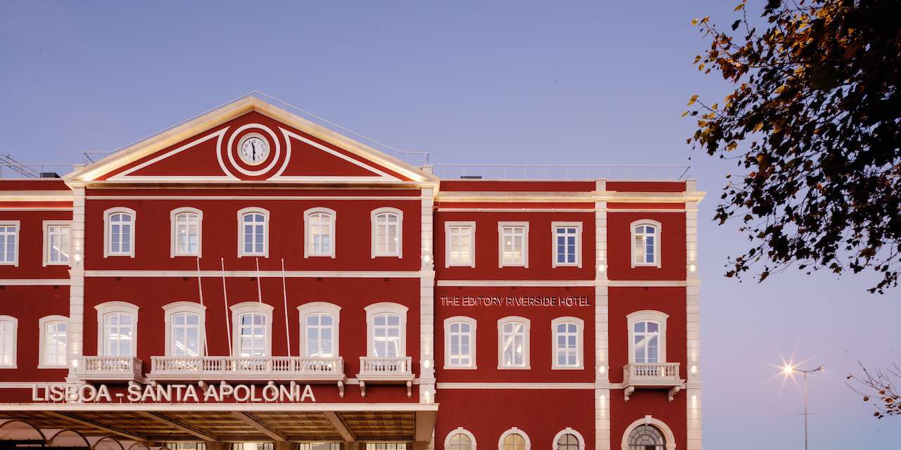 Num regresso ao vermelho -- que trocou por azul celeste nos anos 90-- a estação de Santa Apolónia ganhou um hotel de cinco estrelas que enaltece a ferrovia portuguesa ©DR
