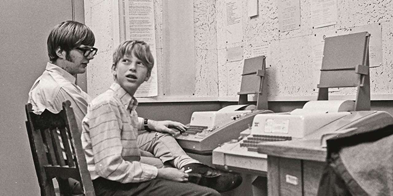Paul Allen e Bill Gates no teleimpressor, na Lakeside School