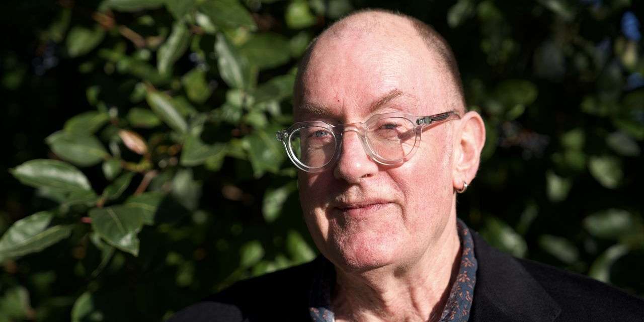 Com uma carreira de décadas dedicada à história cultural não apenas das drogas e da nossa relação com elas, mas também intersetando isso com a forma como a medicina e a psiquiatria avançaram ao longo dos séculos, Mike Jay assina em Psiconautas uma investigação intensiva de como as drogas foram sendo encaradas