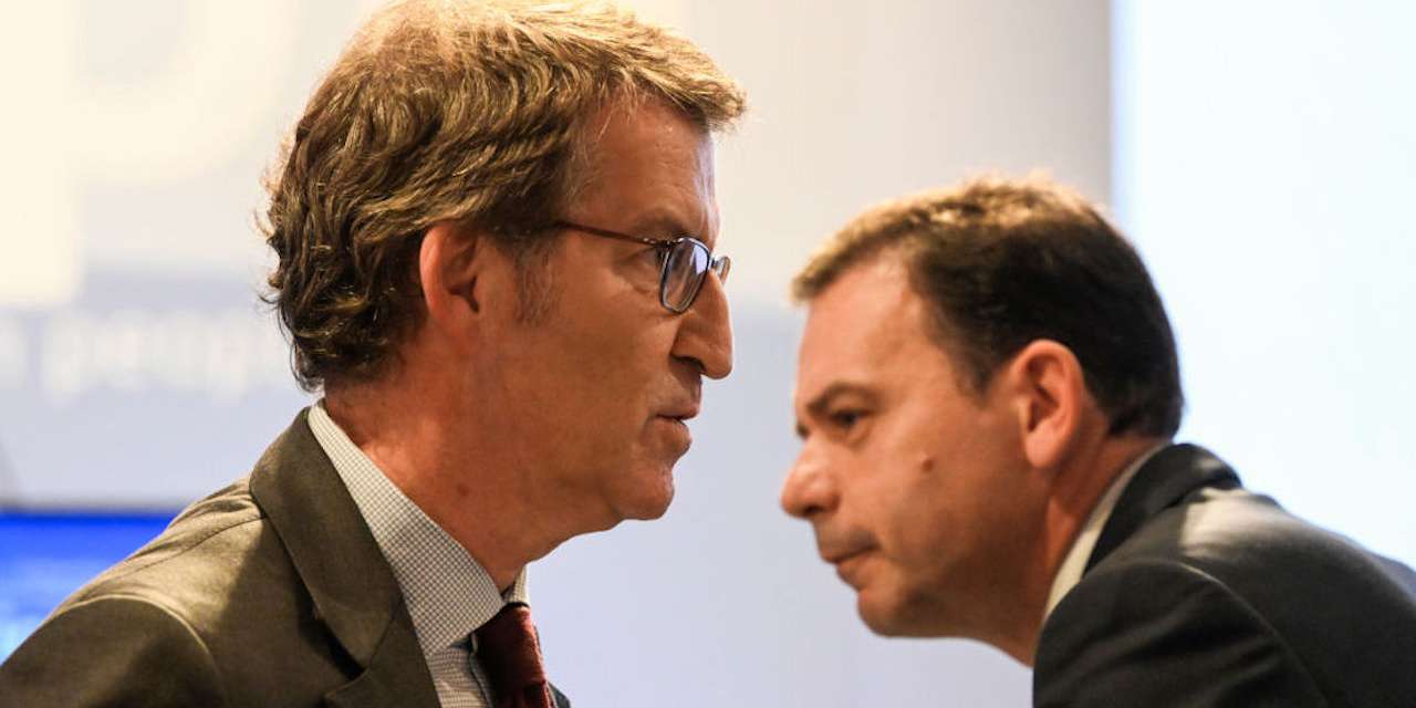 Alberto Feijóo tem nas mãos a possibilidade de devolver o PP ao poder. Luís Montenegro atento