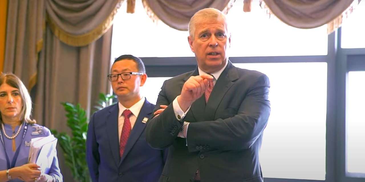 Príncipe André, duque de York, e Yang Tengbo, acusado de espionagem chinesa no Reino Unido, num evento na China em 2019