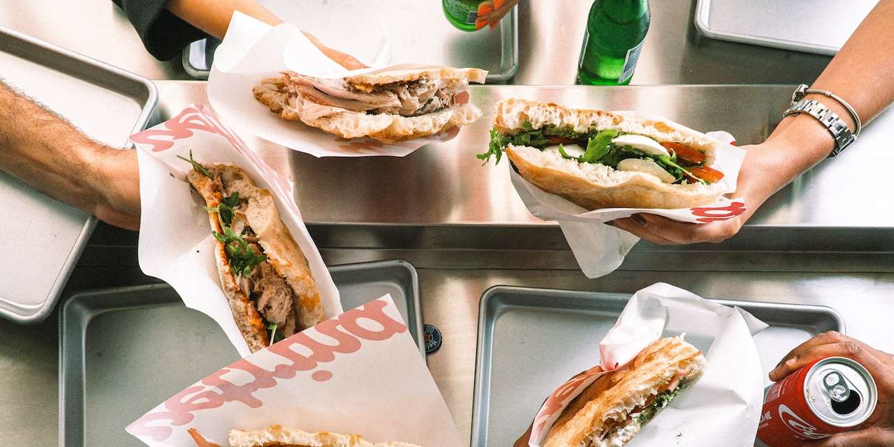 As sandes da Vetrina são feitas em pão schiacciata artesanal para comer por lá ou levar