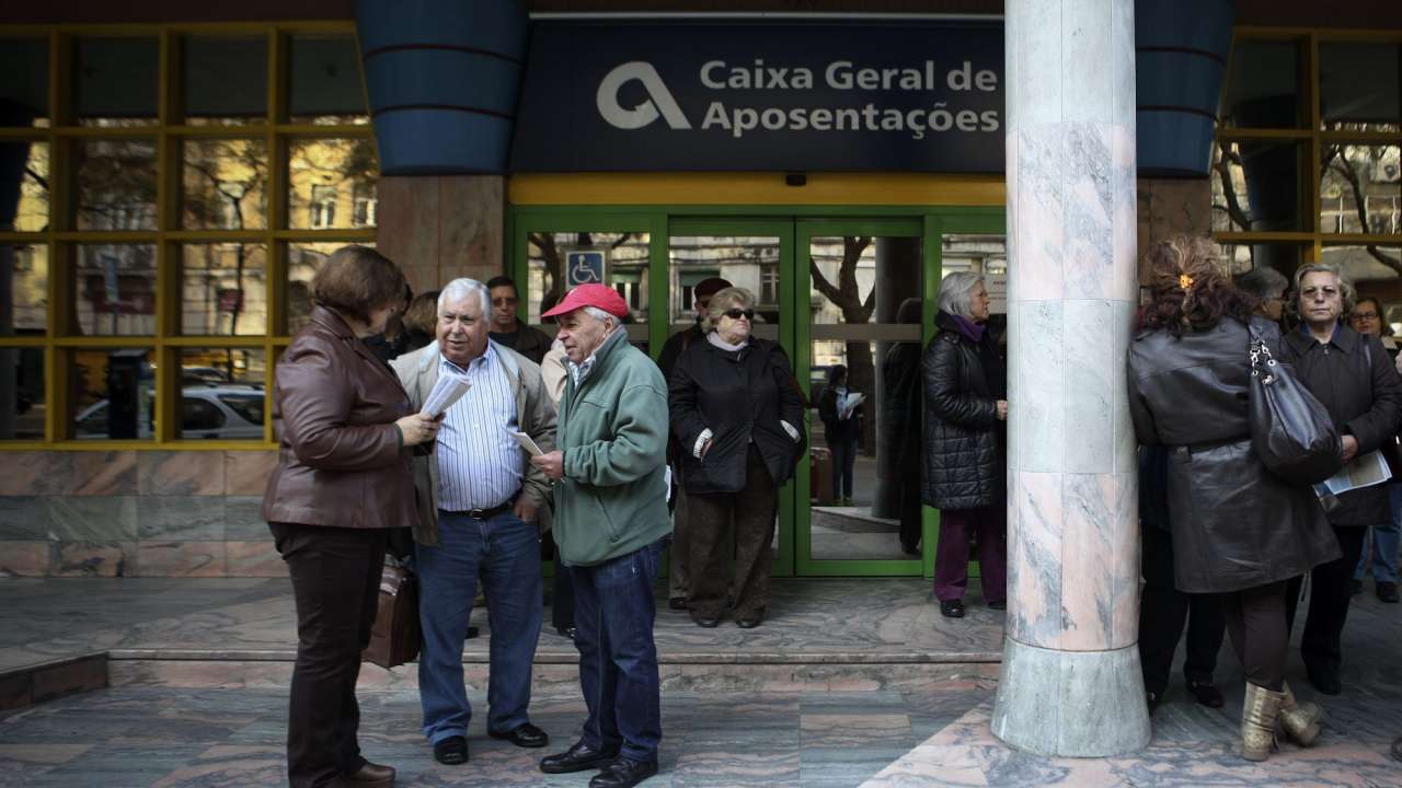 Reformados reunidos à entrada da sede da Caixa Geral de Aposentações