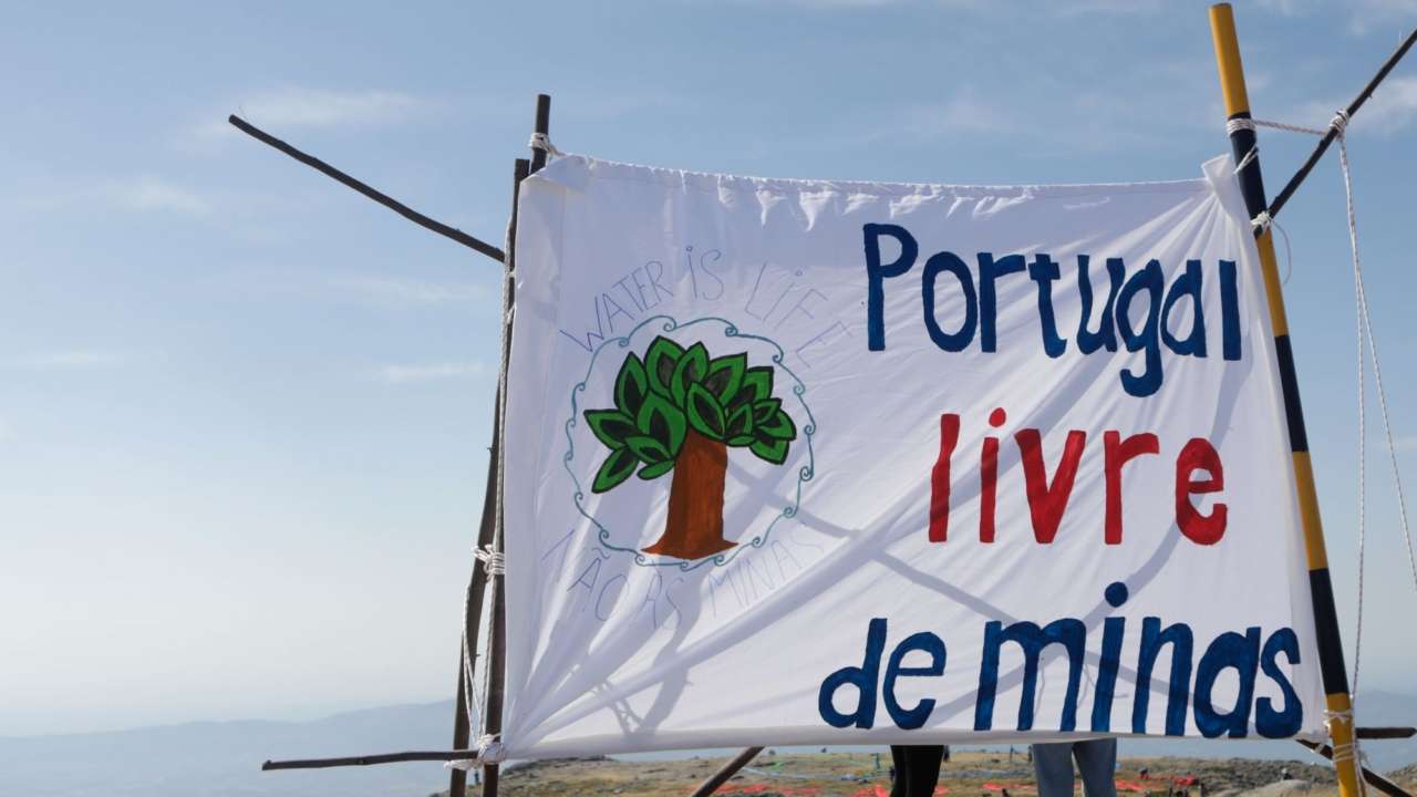 Cartaz de manifestação contra projetos de exploração mineira de lítio