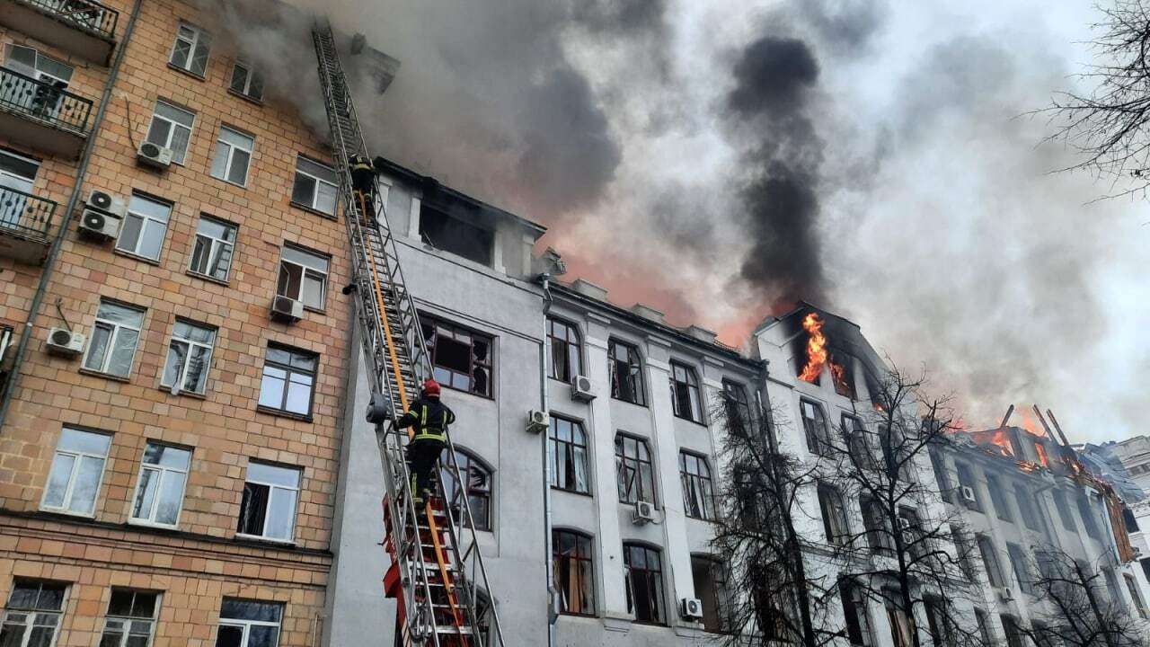 Bombeiros combatem as chamas numa estação de polícia em Kharkiv depois de bombardeamentos por parte do exército russo à cidade