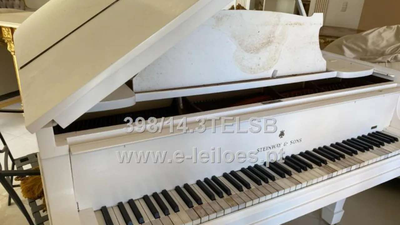 A moradia T7 na Quinta da Marinha, equipada com piscina, cinema privado e piano de cauda, apreendida pelas autoridades e leiloada pelo Estado. Operação Rota do Atlântico