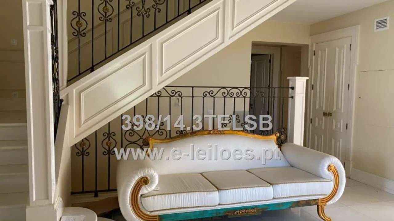 A moradia T7 na Quinta da Marinha, equipada com piscina, cinema privado e piano de cauda, apreendida pelas autoridades e leiloada pelo Estado. Operação Rota do Atlântico