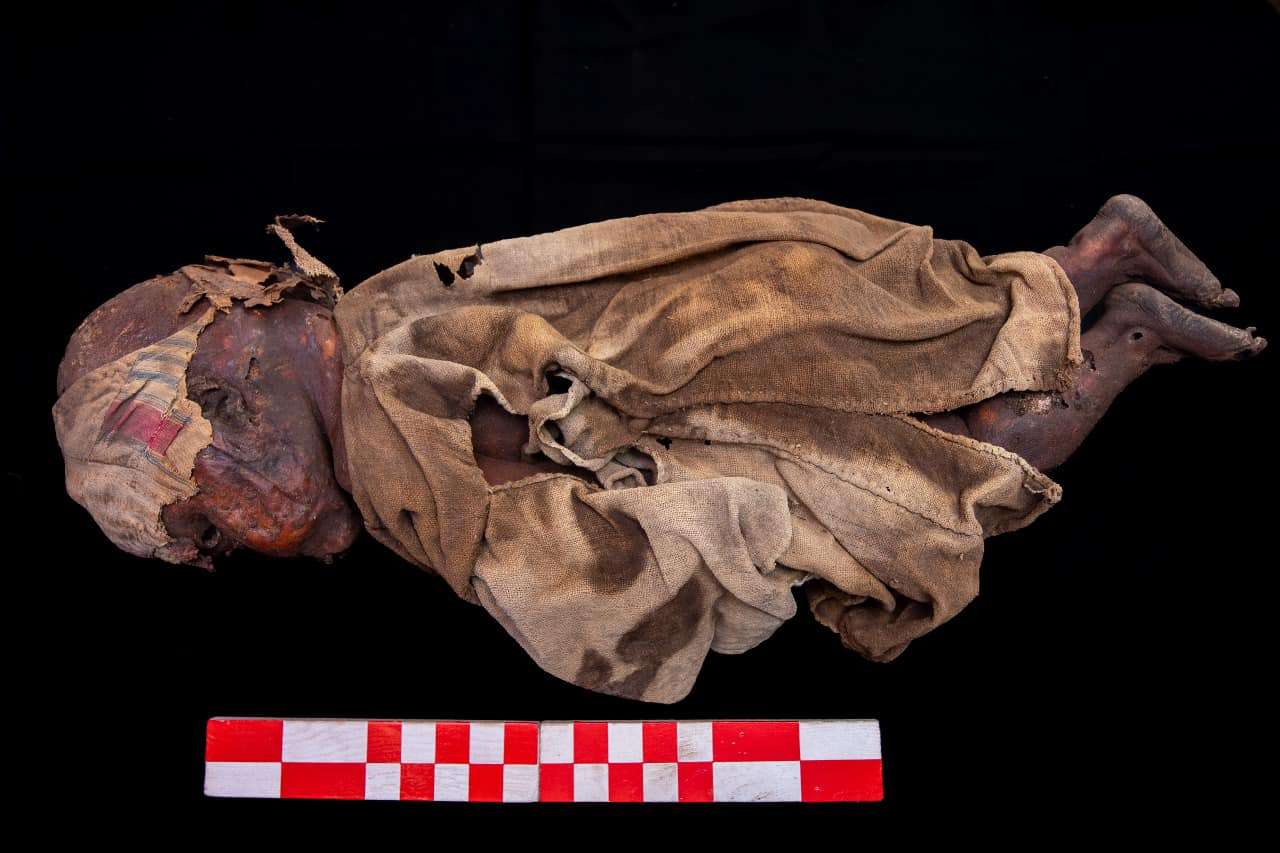 Múmia de criança encontrada em Sohag no Egito.