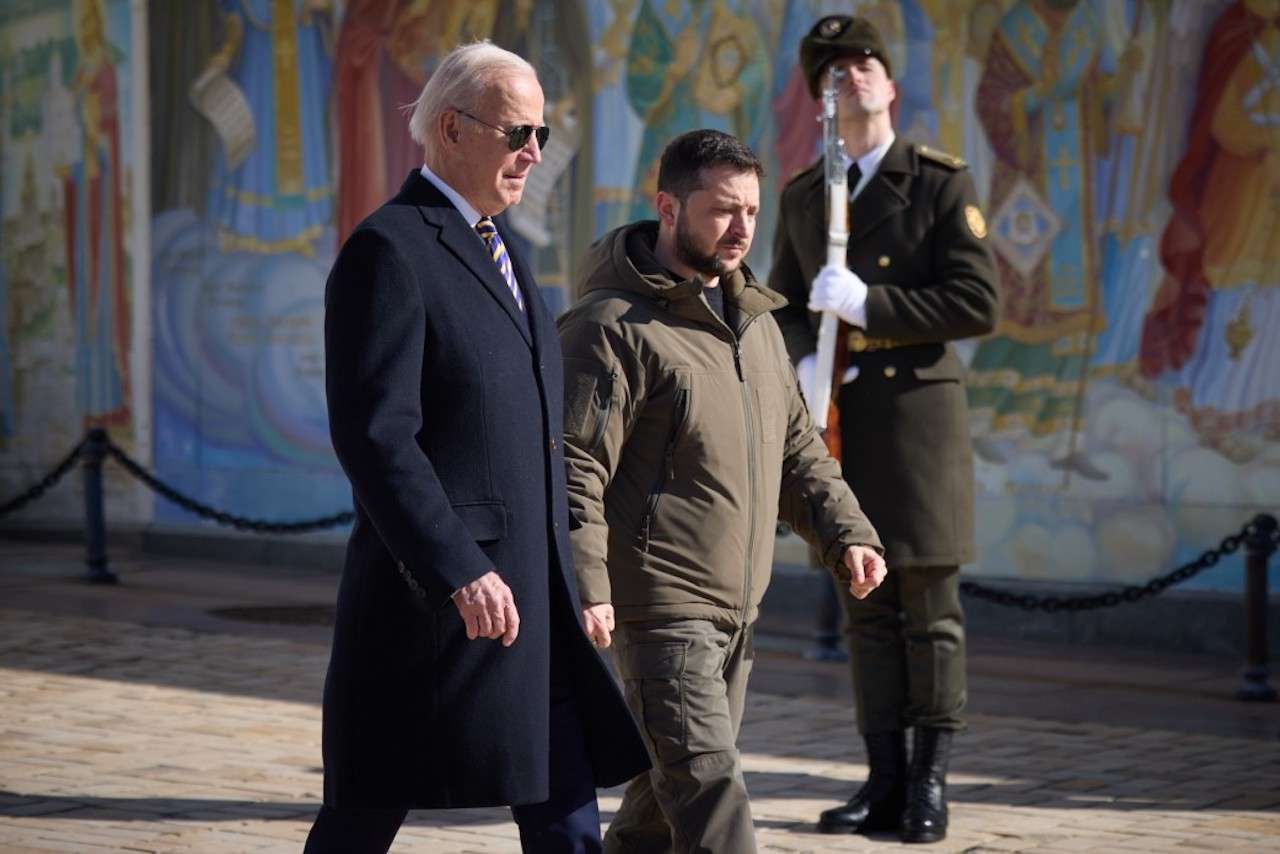 Joe Biden e Volodymyr Zelensky, visita a memorial em Kiev a 20 de fevereiro de 2023