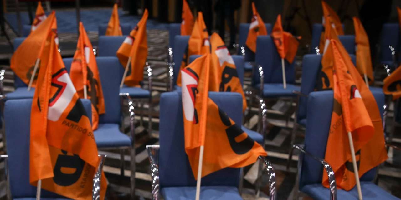 Sala vazia do candidato à presidencia do Partido Social Democrata (PSD), Paulo Rangel (ausente da foto), durante a contagem dos votos, num hotel em Lisboa, 27 de novembro de 2021. O atual líder do PSD, Rui Rio, e o eurodeputado Paulo Rangel disputam hoje a presidência do partido, em eleições diretas em que podem votar perto de 46.000 militantes. MANUEL DE ALMEIDA/LUSA