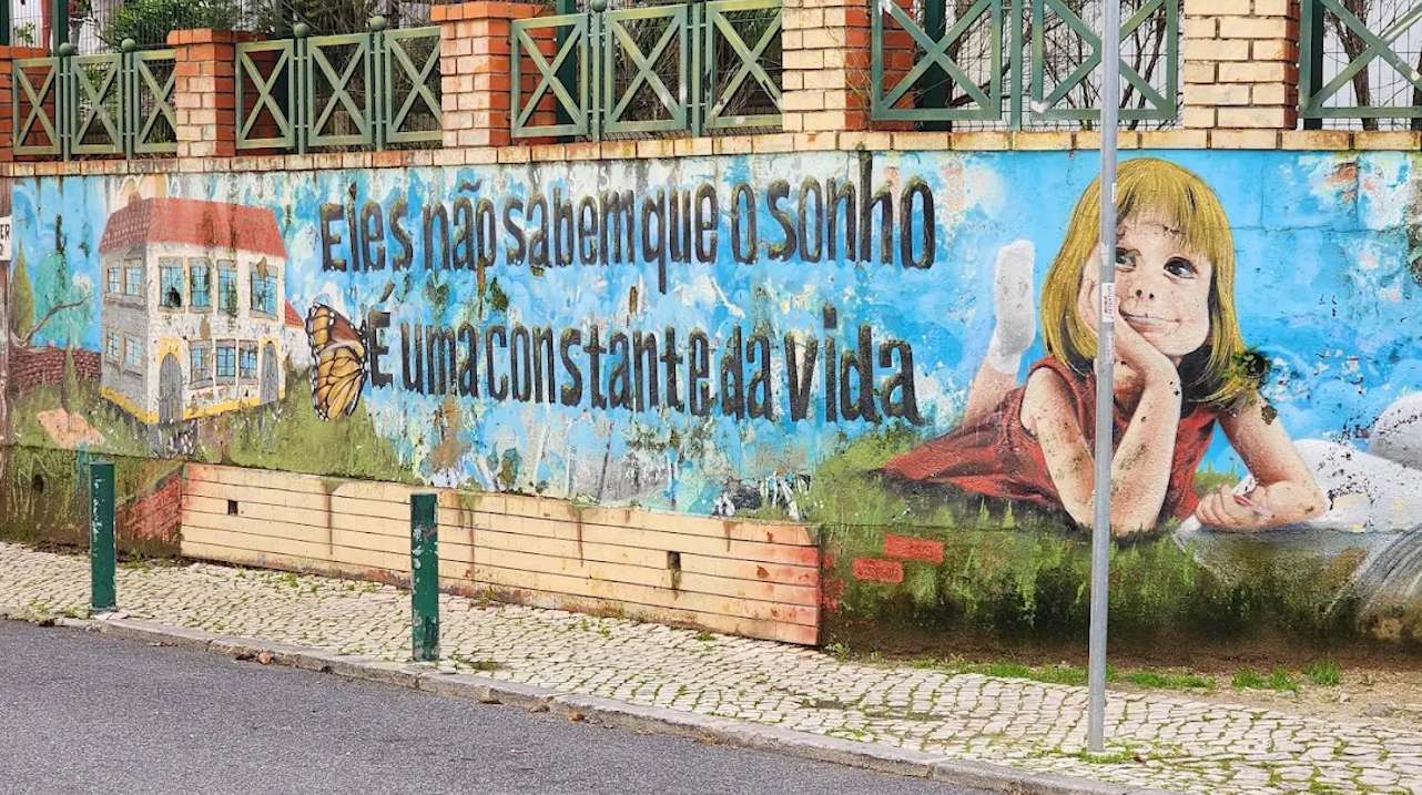 Mural da Escola Básica nº 2 de Rio de Mouro