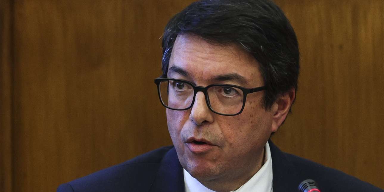 O diretor Executivo do Serviço Nacional de Saúde, Álvaro Almeida, fala perante a Comissão de Saúde, a requerimento da IL, sobre a produção adicional do Serviço de Dermatologia da Unidade Local de Saúde Santa Maria, na Assembleia da República em Lisboa, 16 de julho de 2025. TIAGO PETINGA/LUSA